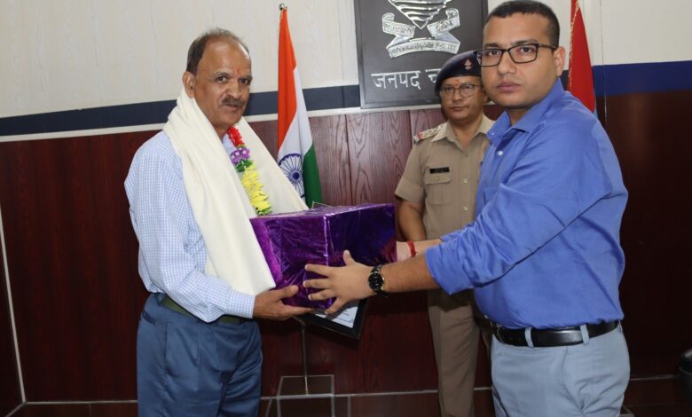 ऐच्छिक सेवानिवृत्त हो रहे पुलिसकर्मी को दी विदाई