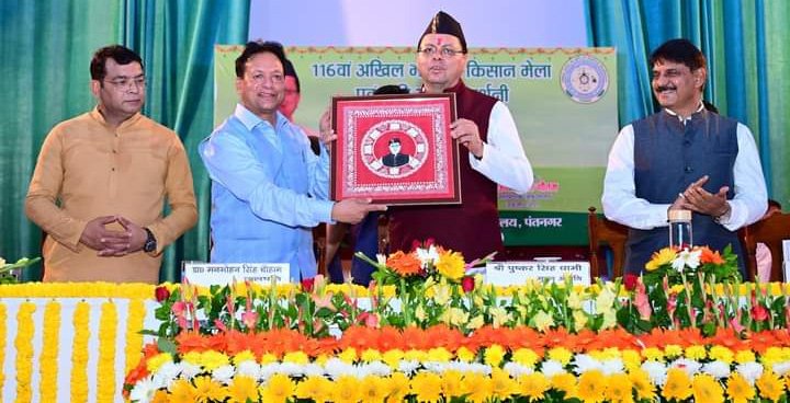 सीएम ने किया पुस्तक का विमोचन
