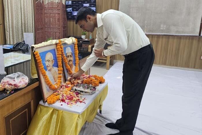 जिलाधिकारी ने किये महात्मा गांधी एवं लाल बहादुर शास्त्री के चित्रों पर पुष्प अर्पित