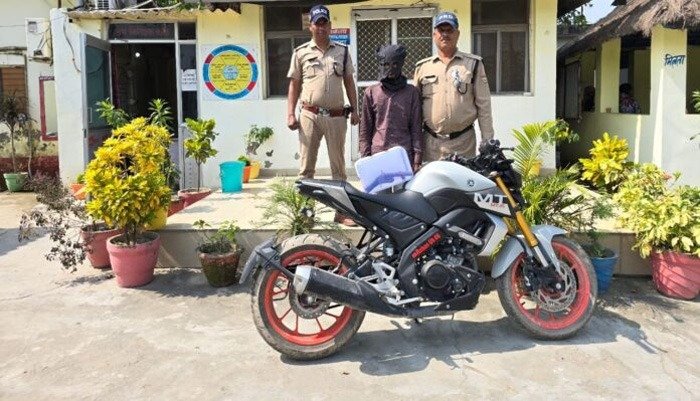 नाबालिग युवती पर फायर झोंकने वाला गिरफ्तार नाबालिग युवती पर फायर झोंकने वाला गिरफ्तार