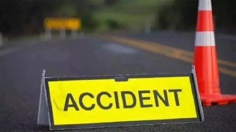 शादी से लौट रहे दो भाइयों की कार खाई में गिरी, एक की मौत