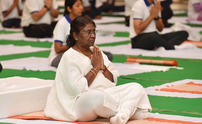 International Yoga Day : राष्ट्रपति द्रौपदी मुर्मू ने देहरादून में किया योग, कहा – योग से विश्व हो स्वस्थ और प्रसन्न….