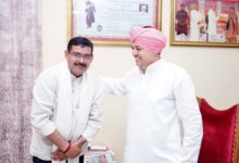 परमवीर चक्र विजेता योगेन्द्र सिंह यादव ने श्री दरबार साहिब में टेका माथा