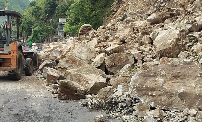 भूस्खलन से चार घंटे ठप रहा टिहरी-घनसाली मार्ग भूस्खलन से चार घंटे ठप रहा टिहरी-घनसाली मार्ग