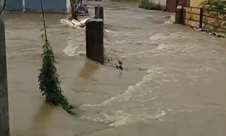 भारी बारिश से उत्तराखंड में जनजीवन अस्त-व्यस्त