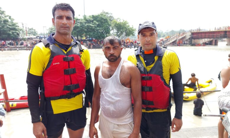 एसडीआरएफ ने प्रेमनगर घाट व कांगड़ा घाट पर डूबते तीन कांवरियों को बचाया