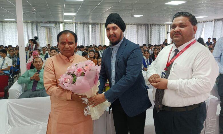 जीआरडी में उच्च शिक्षा मंत्री धन सिंह रावत ने किया मेधावी छात्रों का सम्मान जीआरडी में उच्च शिक्षा मंत्री धन सिंह रावत ने किया मेधावी छात्रों का सम्मान