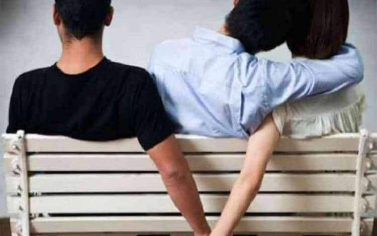 पति-पत्नी और प्रेमी का पंचायत में हुआ फैसला पति-पत्नी और प्रेमी का पंचायत में हुआ फैसला