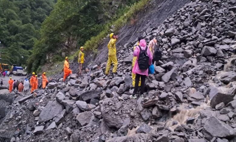 एसडीआरएफ के जवानों ने भूस्खलन के कारण फंसे 40 श्रद्धालुओं को सुरक्षित निकाला