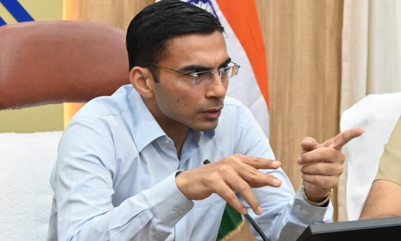 दफ्तरों के चक्कर, अधूरे काम और उम्मीद की एक किरण दफ्तरों के चक्कर, अधूरे काम और उम्मीद की एक किरण