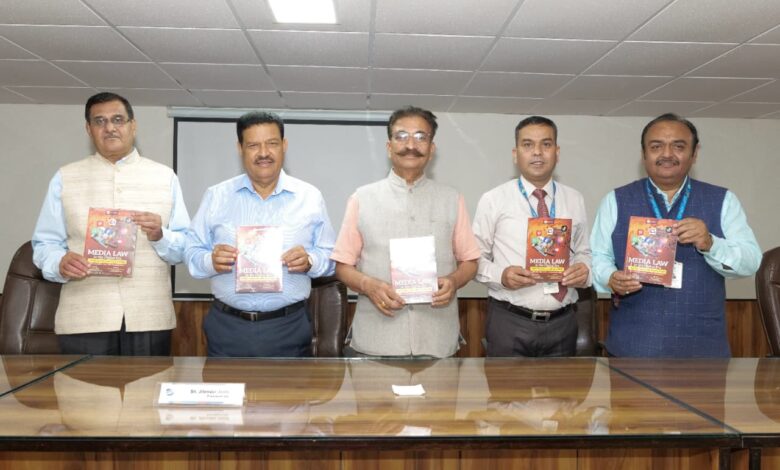 उत्तरांचल यूनिवर्सिटी में “मीडिया लॉ इन द डिजिटल एरा” पुस्तक का भव्य विमोचन उत्तरांचल यूनिवर्सिटी में “मीडिया लॉ इन द डिजिटल एरा” पुस्तक का भव्य विमोचन