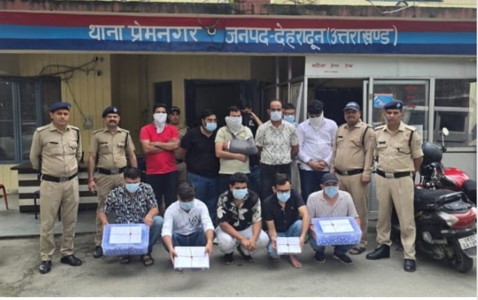 जंगल के बीच हाई-प्रोफाइल कैसिनो जंगल के बीच हाई-प्रोफाइल कैसिनो