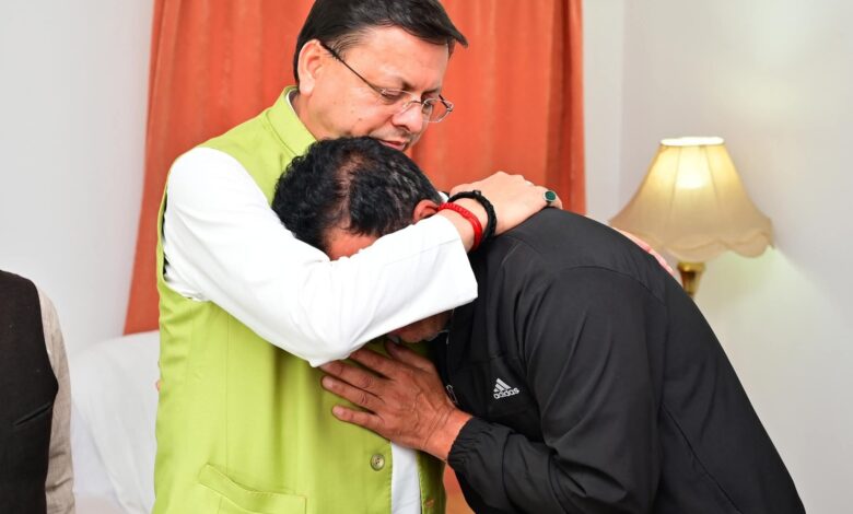 मुख्यमंत्री धामी ने धराली आपदा पीड़ितों से की मुलाकात, हर संभव सहायता का दिया आश्वासन