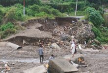 भारी बारिश से उफनाया नाला, दो बच्चे बहे, एक को बचाया