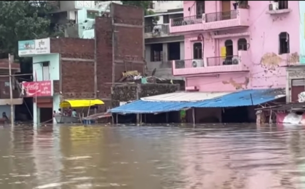 गंगा-यमुना उफान पर, प्रयागराज, काशी समेत कई जिलों में हाहाकार गंगा-यमुना उफान पर, प्रयागराज, काशी समेत कई जिलों में हाहाकार