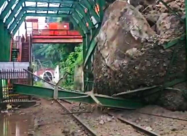 हरिद्वार में रेलवे ट्रैक पर पहाड़ का मलबा गिरा, ट्रेन संचालन ठप हरिद्वार में रेलवे ट्रैक पर पहाड़ का मलबा गिरा, ट्रेन संचालन ठप