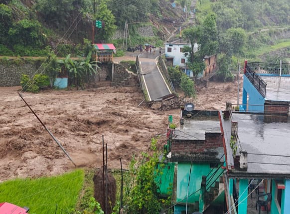 उत्तराखंड में भारी बारिश से तबाही: सड़कें बंद, पुल टूटे, सैकड़ों गांवों का संपर्क कटा उत्तराखंड में भारी बारिश से तबाही: सड़कें बंद, पुल टूटे, सैकड़ों गांवों का संपर्क कटा