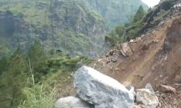चमोली में भारी भूस्खलन से बदरीनाथ हाईवे बंद, सैकड़ों यात्री फंसे