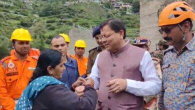 गुजरात की महिला ने मुख्यमंत्री धामी को धोती फाड़ बांधी राखी