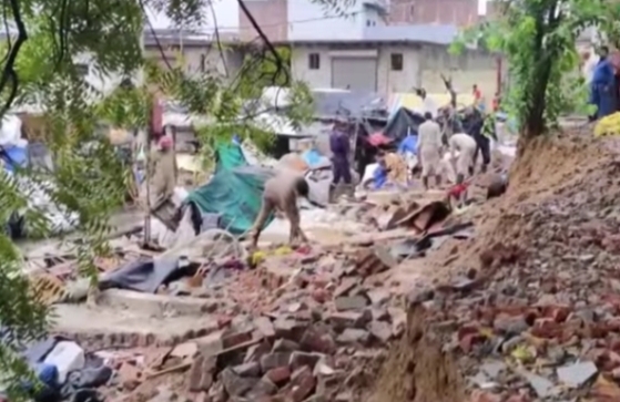 दिल्ली में बारिश के बीच दो बड़े हादसे, नौ की मौत दिल्ली में बारिश के बीच दो बड़े हादसे, नौ की मौत