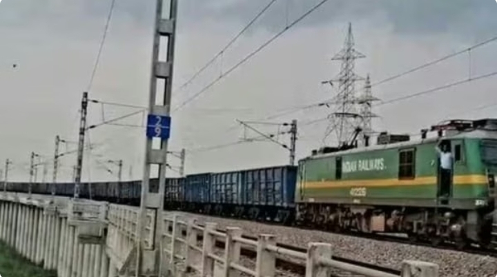 पटरियों पर दौड़ा ‘रुद्रास्त्र’: लंबाई इतनी की गिनना मुश्किल पटरियों पर दौड़ा ‘रुद्रास्त्र’: लंबाई इतनी की गिनना मुश्किल