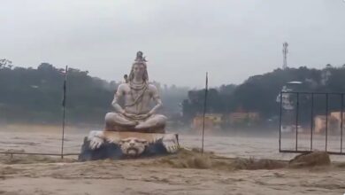 ऋषिकेश में खतरे के निशान को पार कर गई गंगा, घाट जलमग्न
