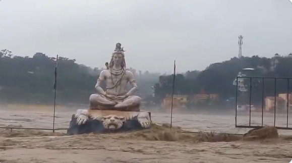ऋषिकेश में खतरे के निशान को पार कर गई गंगा, घाट जलमग्न ऋषिकेश में खतरे के निशान को पार कर गई गंगा, घाट जलमग्न