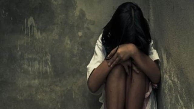 किशोरी के साथ दुष्कर्म, छत से फेंका किशोरी के साथ दुष्कर्म, छत से फेंका
